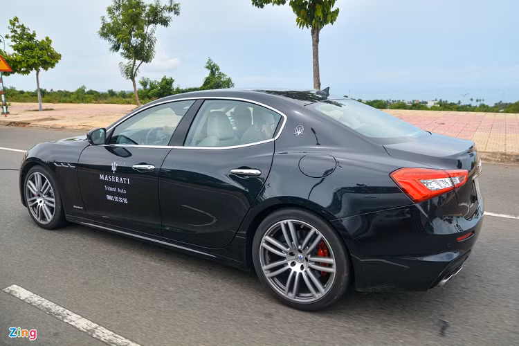 Hiện tại ở Việt Nam, Maserati đang phân phối Ghibli với 4 phiên bản là tiêu chuẩn, Grandsport, GrandLusso và S Q4. Giá xe Maserati Ghibli khởi điểm của 4 phiên bản này lần lượt là 5,690 tỷ, 5,888 tỷ, 5,9 tỷ và 6,9 tỷ đồng. Mức giá khởi điểm của Maserati Ghibli đắt hơn đôi chút so với Porsche Panamera (5,31-11,4 tỷ đồng).