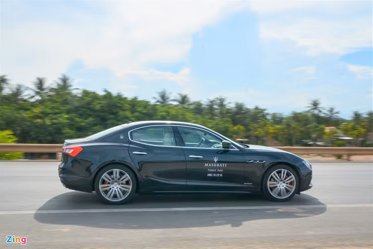 Nhìn từ bên hông, Maserati Ghibli nổi bật với 3 khe gió ở khu vực phía trước cùng logo Maserati trên cột C. Phiên bản GrandSport sử dụng bộ mâm hợp kim Titano 7 chấu kép có kích thước 21 inch.