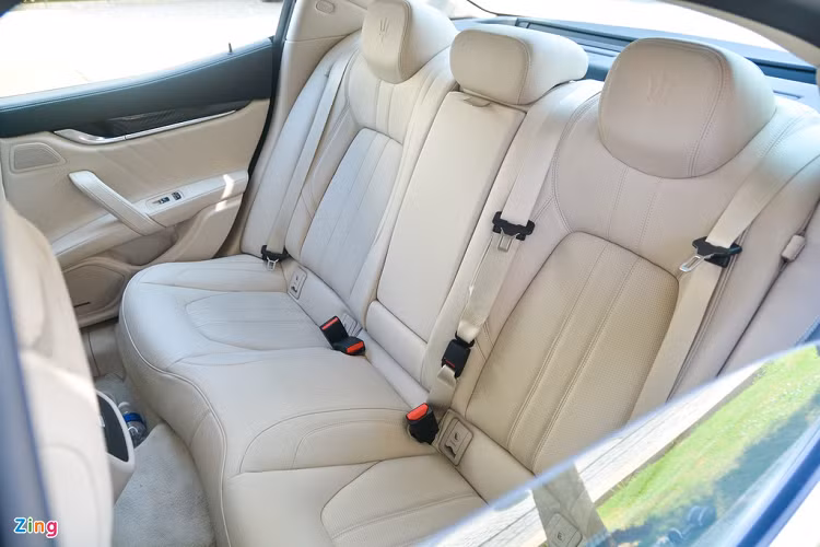 So với hàng ghế trước, 3 ghế sau tương đối cứng và chưa thật sự thoải mái nếu phải ngồi lâu. Do xe sử dụng dẫn động cầu sau nên vị trí ghế giữa bị hạn chế không gian để chân.