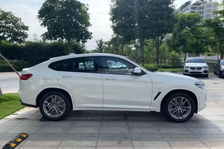 Dung tích khoang hành lý 524 lít và có thể tăng lên 1.430 lít nếu gập hoàn toàn hàng ghế phía sau xuống (ghế cũng hỗ trợ gập theo tỷ lệ linh hoạt 40:20:40). Toàn bộ ghế ngồi và ốp cửa đều được bọc da cao cấp. Ghế lái chỉnh điện 8 hướng được nâng cao để gia tăng tầm nhìn phía trước cho tài xế, đồng thời thiết kế ôm lưng thể thao giúp người lái có ngồi thoải mái khi xe vào cua hoặc đi ở dải tốc độ cao.