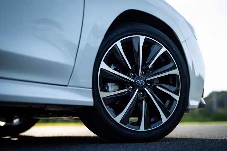 Hiện tại, thông tin về mẫu Levorg 2021 chỉ dừng lại ở đó. Theo một số hình ảnh chụp nội thất thì Subaru Levorg 2021 sẽ được trang bị bảng đồng hồ kỹ thuật số 12.3 inch và màn hình giải trí 11.6 inch dạng tablet. Trong khi đó xe sẽ sử dụng bộ vành hợp kim 17 hoặc 18 inch.