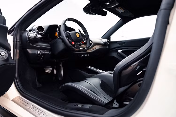 Bên trong Ferrari F8 Tributo độ Novitec, khách hàng có thể tùy chọn các gói trang trí nội thất làm từ da Alcantara cao cấp với nhiều màu sắc khác nhau. Chi phí cho các phần nâng cấp này không được Novitec công bố chi tiết.