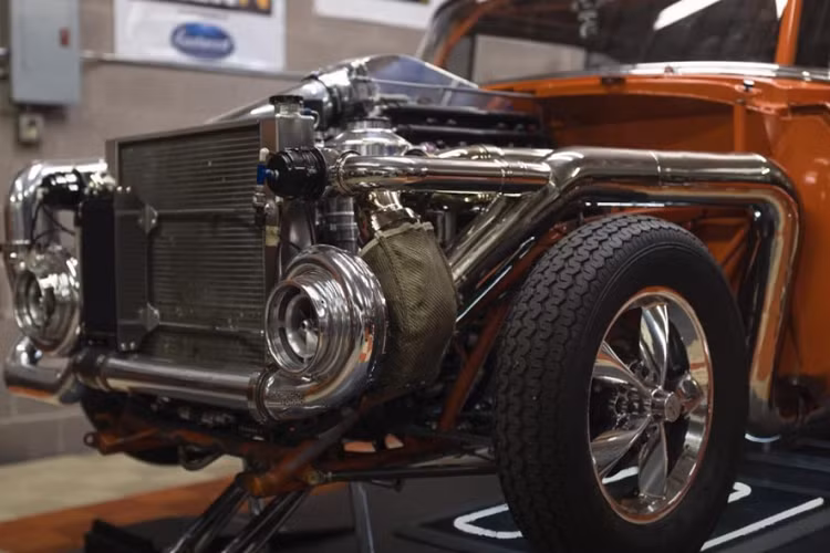 Creamsicle độ từ Chevrolet 1956 có một danh sách dài những trang bị độ mà không tiện kể hết ở đây. Về cơ bản, nó sử dụng một khung gầm dạng ống Jerry Bickle. Nhưng thân vỏ chiếc Chevrolet 1956 lại hoàn toàn bằng thép, và không hề có một chút sợi thủy tinh hoặc sợi carbon nào để giảm bớt trọng lượng. Dựa theo Barry, chiếc xe mui cứng này có trọng lượng khoảng 1.723 kg và lắp đặt một hệ thống treo khí.