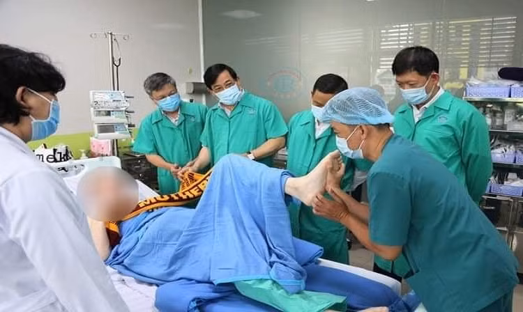 Việt Nam còn 11 bệnh nhân COVID-19, nam phi công người Anh sắp hồi hương - Hình 3 Viet Nam con 11 benh nhan COVID-19, nam phi cong nguoi Anh sap hoi huong-Hinh-3