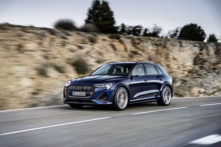 Bên cạnh đó, những chiếc E-Tron S còn có khả năng sạc nhanh lên đến 150kW, Audi cho biết, chiếc SUV điện hàng đầu của thương hiệu có thể sạc từ 5% lên 80% chỉ trong nửa giờ.