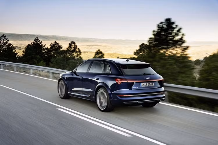 Chưa hết, Audi cho biết đặc tính truyền động của E-Tron S là có độ lệch phía sau lớn hơn, nên có thể drift trong tầm kiểm soát. Xe được trang bị hệ thống phanh hiệu suất cao với đĩa phanh 400mm cùng kẹp phanh 6 pít-tông ở phía trước.