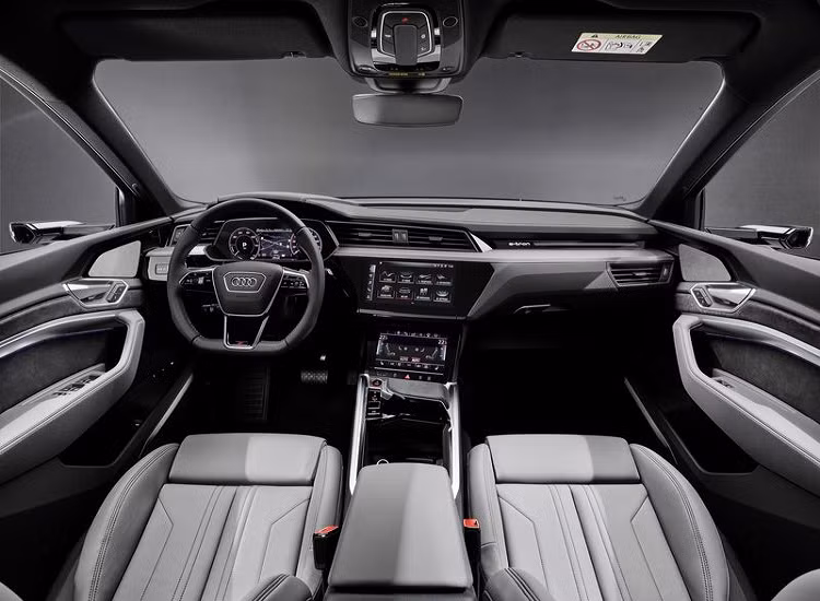 Theo công bố của Audi, E-Tron S là một chiếc SUV điện có thể tạo ra những màn drift ấn tượng. E-Tron S tự hào với thay đổi mô-men xoắn thực trên trục sau thông qua hai động cơ điện cùng hệ dẫn động bốn bánh toàn thời gian.