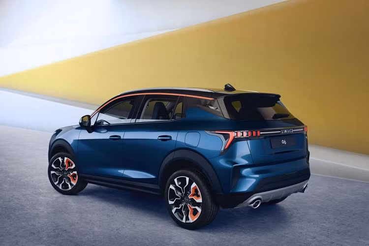 Lynk &amp; Co 06 mới là một mẫu SUV nhỏ gọn với kích thước dài 4.340 mm, rộng 1.820 mm, cao 1.625 mm với trục cơ sở dài 2.540 mm. Những người quen thuộc với Lynk &amp; Co có thể nhận ra ngay SUV 06 là xe của thương hiệu này bởi nó áp dụng ngôn ngữ thiết kế đặc trưng. Chi tiết đèn pha phân tách trông rất quen thuộc, tương tự với phong cách thiết kế đèn hậu và cột C. Nói một cách đơn giản, nếu để 06 đứng chung với 01 và 02, người ta chắc sẽ chỉ có thể phân biệt chúng bằng yếu tố kích thước.