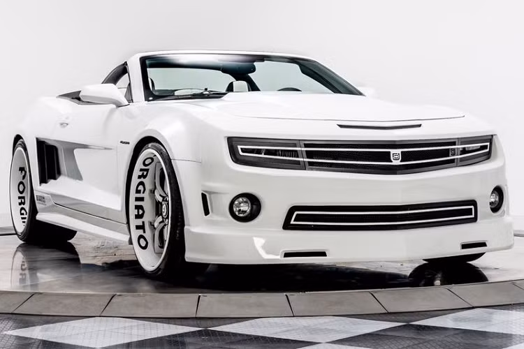Chiếc Chevrolet Camaro đời 2011 này đang được rao bán trên Marshall Goldman ở Cleveland, Ohio với thẻ giá khá "chát" 189.900 USD (khoảng 4,395 tỷ đồng), nhưng bù lại xe đã được nâng cấp đáng kể.