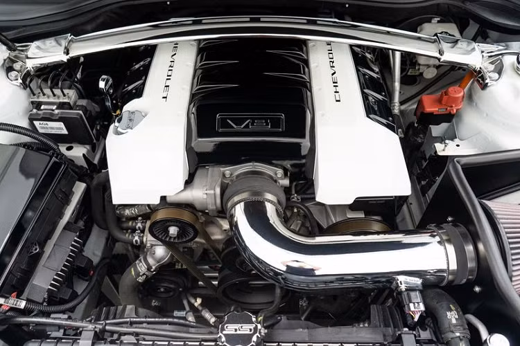 Nhìn từ phía sau, Chevrolet Camaro nổi bật với các ống xả lớn hơn, cánh lướt gió tích hợp ở cốp và bộ khuếch tán tùy chỉnh. Chiếc xe cơ bắp Mỹ cũng được trang bị mâm 24 inch khổng lồ bọc gọn trong lốp 275/25 Pirelli ở phía trước và lốp cực rộng 405/25 ở phía sau.