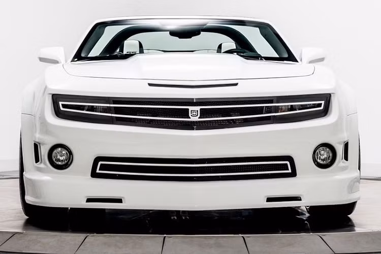 Theo thống kê từ eBay, chiếc xe thể thao Chevrolet Camaro đã được "qua tay" nhà độ Forgiato Wheels và cũng "được hưởng" một bộ bodykit thân rộng hầm hố từ hãng TS Customs.