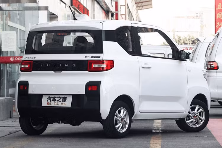 Như có thể thấy trong ảnh, chiếc xe có hai chân ga với dấu “+” và “–“ khá thú vị, nhưng vị trí của chúng lại hơi lệch quá sang bên phải. Trong đó, vị trí chân “+” nằm gần như chính thẳng phía trước cụm điều khiển trung tâm. Cách bố trí này phải nói là vô cùng lạ lùng và khác thường. Có lẽ người lái sẽ cảm thấy hết sức mỏi chân khi phải chạy đường dài bằng Hongguang MINI EV chạy điện.