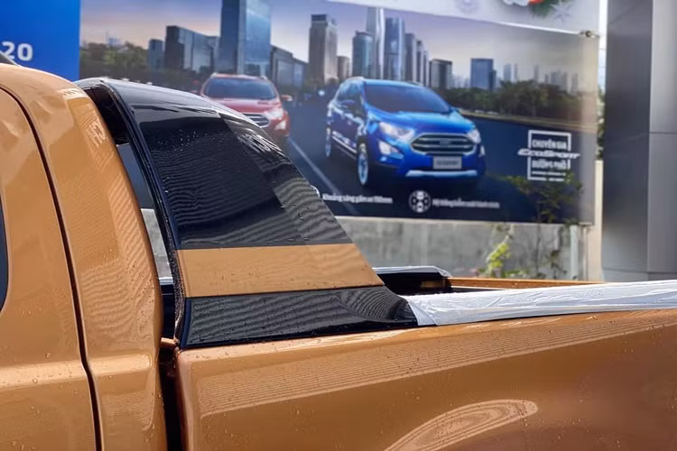 Dự tính Ford Ranger Wildtrak có giá bán lần lượt: 853 – 918 triệu đồng cho phiên bản 1 và 2 cầu. Trong khi hai phiên bản XLS có giá dao động từ 630 – 650 triệu đồng.