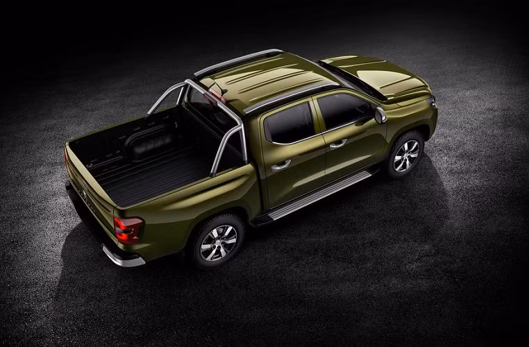 Peugeot Landtrek có đủ tùy chọn hệ dẫn động 4x2 và 4x4. Trái tim của xe là khối động cơ xăng 2.4L, công suất 210 mã lực, mô-men xoắn 320 Nm, hộp số sàn 6 cấp hoặc tự động 6 cấp. 