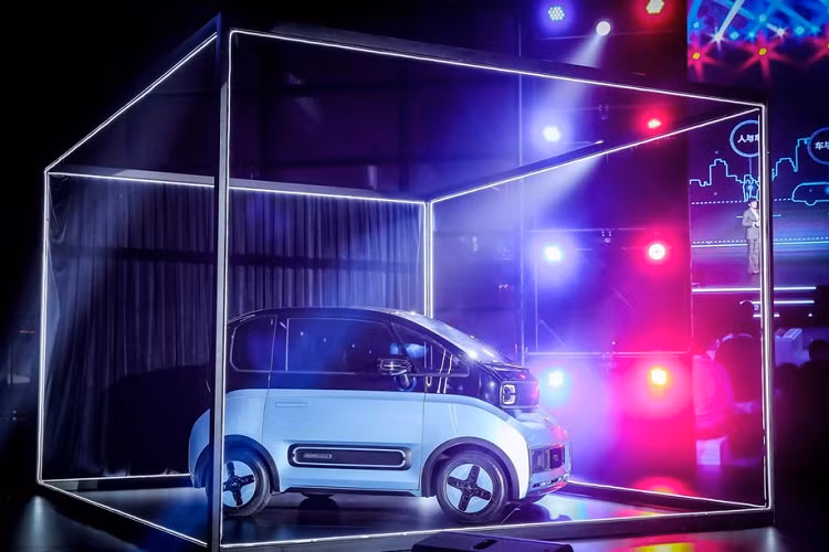 Liên doanh SAIC-GM-Wuling đã chính thức ra mắt mẫu xe ôtô điện Baojun E300, bán dưới thương hiệu Baojun tại thị trường nội địa Trung Quốc. Định vị trên E100 và E200, mẫu xe điện mới có một thiết kế tương lai kết hợp những cạnh sắc với nếp gấp mềm.