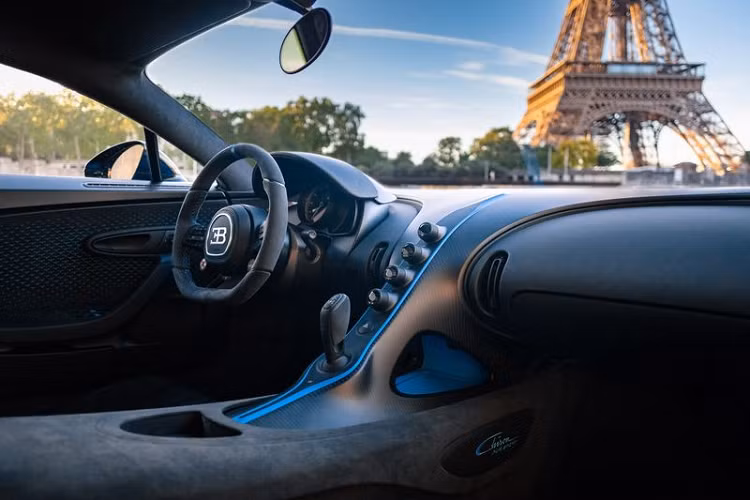 Chủ tịch Bugatti Stephan Winkelmann nói: "Chúng tôi rất vui vì cuối cùng siêu xe Bugatti Chiron Pur Sport mới đã có thể trình diện các khách hàng tiềm năng của thương hiệu, đã có nhiều người cảm thấy thất vọng về việc hủy bỏ Triển lãm ôtô Geneva.