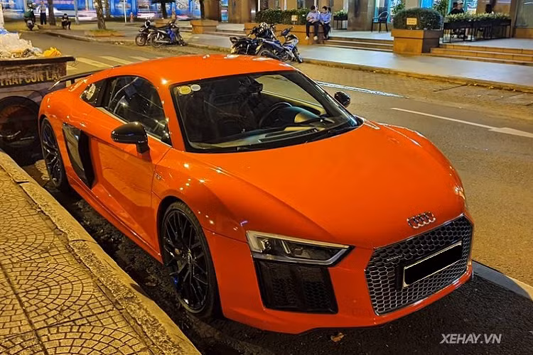  Audi R8 V10 Plus màu đỏ nổi bật được bắt gặp khi đang nằm "xếp lốp" tại khu vực Nhà thờ Đức Bà, TP HCM. Tất nhiên, siêu xe Đức nhanh chóng trở thành tâm điểm gây chú ý với những người xung quanh.