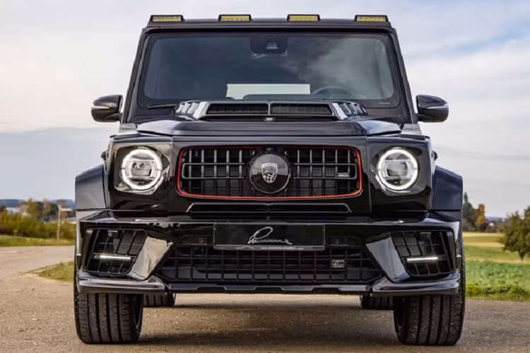 Để chiếc SUV địa hình thêm phần "phô trương", hãng độ đã nới rộng bề ngang xe bằng cách lắp các vòm bánh xe rộng hơn (35mm), phù hợp với bộ bánh xe khổng lồ CLR 24 RS 24 inch có thiết kế chấu phức tạp.