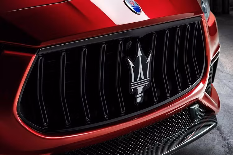 Nhờ đó, hai mẫu sedan hạng sang Maserati này có thể đạt vận tốc tối đa lên đến 326 km/h. Như vậy, đây là 2 mẫu xe sedan nhanh nhất của thương hiệu "đinh ba" Maserati hiện nay. So với người anh em Quattroporte Trofeo, Maserati Ghibli Trofeo nhẹ hơn nên có thể tăng tốc từ 0-100 km/h trong thời gian chỉ 4,3 giây. Ngoài ra, cặp đôi này còn được trang bị cả khóa vi sai chống trượt.
