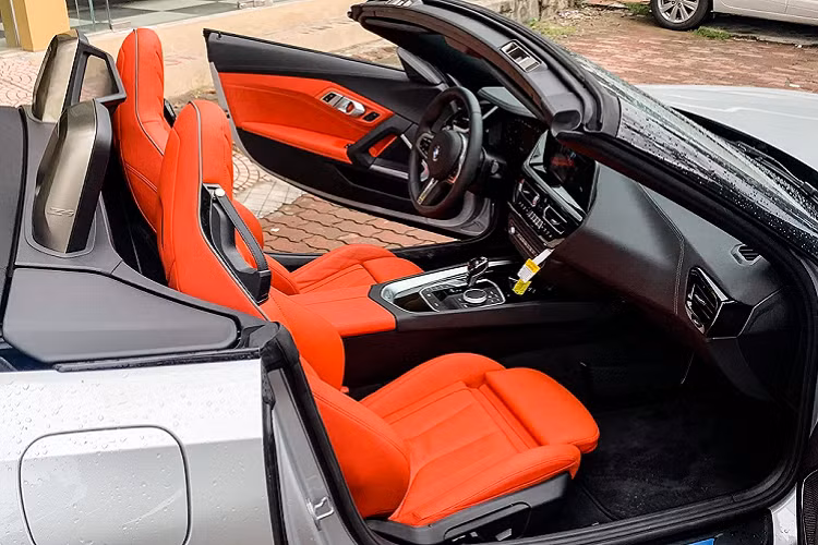 Bên trong, ghế được bọc da màu Magna Red tùy chọn. Giống như ngoại thất, nội thất xe cũng có nhiều điểm tương đồng với bản Coupe 8-Series như vô lăng thể thao 3 chấu hay cụm đồng hồ hiển thị kỹ thuật số hiện đại. Màn hình cảm ứng với hệ thống thông tin giải trí iDrive.