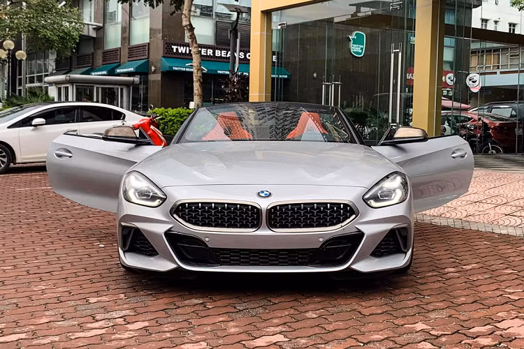 Giá xe BMW Z4 M40i 2020 nhập khẩu tư nhân hiện chưa được tiết lộ. Với những trang bị tùy chọn thêm như gói Premium Package, màu ngoại thất Glacier Silver Metallic, mâm 19 inch và các tiện nghi khác, chiếc BMW Z4 M40i này có giá khoảng 220.000 USD (tương đương hơn 5 tỷ đồng, chưa bao gồm phí và thuế tại Việt Nam).