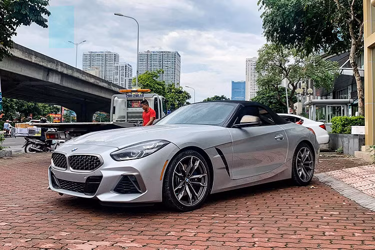 Phần capo của xe dài, cụm đèn pha Sweptback vuốt ngược, lưới tản nhiệt quả thận đặc trưng cùng hốc gió phía dưới cản trước được thiết kế gọn gàng.