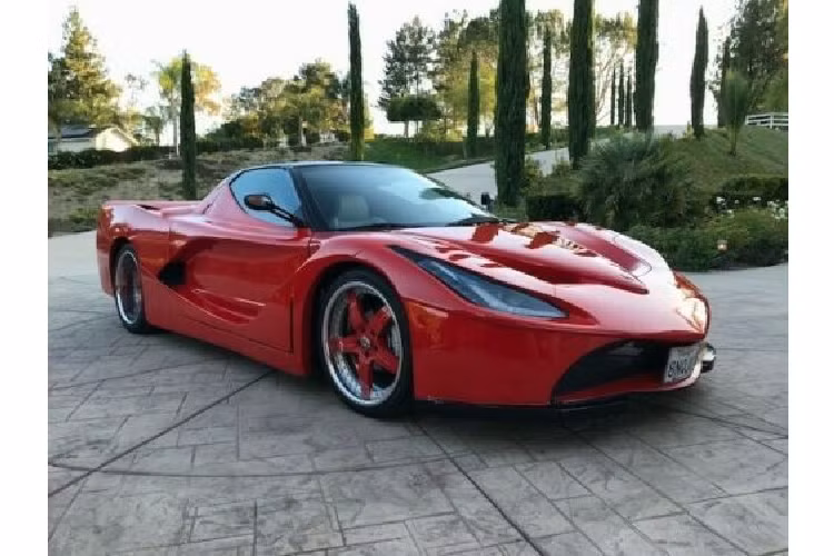 Dạo chơi trên internet và tìm kiếm những chiếc Ferrari nhái, chúng ta có thể tìm thấy vô số ví dụ và đa số đều trông xấu xí đến thảm hại. Tuy nhiên, đôi lúc chúng ta cũng sẽ bắt gặp một thứ như chiếc Ferrari LaFerrari hàng nhái mà có thân phận thật sự là Acura NSX 1992 này đây.