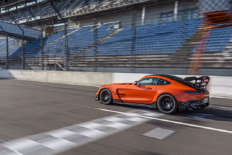 Black Series đắt hơn nhiều các biến thể AMG GT khác nhờ sở hữu sức mạnh vượt trội. Mercedes-AMG bản đặc biệt GT Black Series sở hữu khối động cơ tăng áp kép V8 4.0L với trục khuỷu đặt trên một mặt phẳng, cùng bộ tăng áp lớn hơn và nhiều nâng cấp khác cho công suất 720 mã lực và mô-men xoắn 800 Nm.