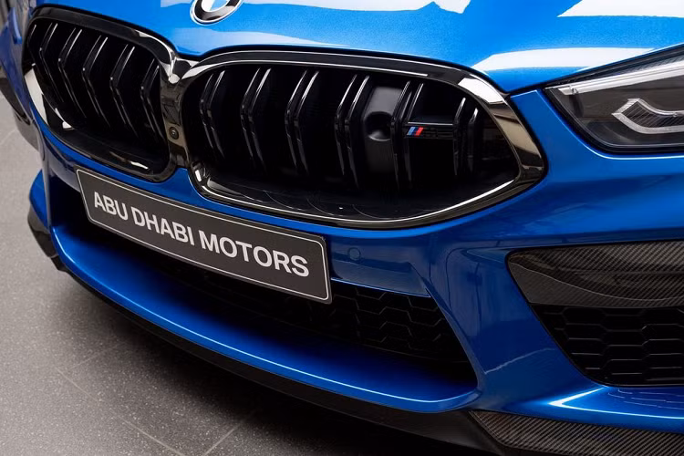 Cụ thể, lớp áo bên ngoài của chiếc xe nhà giàu BMW M8 mới này có tên gọi Xanh dương Sonic Speed, lấy cảm hứng chính từ nhân vật hư cấu Nhím Sonic vốn đã quá quen thuộc trên các trò chơi hay qua màn ảnh. Trong khi đó, nội thất của xe được hoàn thiện bằng chất liệu da cừu cao cấp cùng kiểu phối màu Đen Merino – Cam Sakhir độc đáo.
