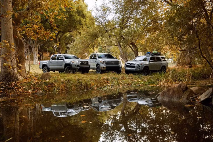 Trên những chiếc xe Toyota Trail Edition mới, hãng xe Nhật sẽ trang bị cho chúng thêm một số hộc, thùng để đồ và nhiều trang bị tiện ích khác. Cùng với đó, ngoại thất xe cũng sẽ được phối màu theo một cách đặc biệt nhằm phân biệt dòng sản phẩm này với những dòng sản phẩm của các dòng xe. Cả ba mẫu xe này đều được tạo ra trên nền tảng SR5 của hãng và có thể được đặt hàng với hai tùy chọn hệ dẫn động.
