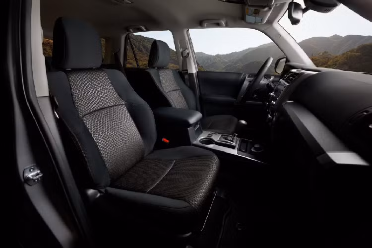 Với Toyota Tacoma Trail 2021 mới, xe sẽ sở hữu mâm xe TRD Off-road kích thước 18 inch, đi cùng lốp All-Terrain làm bằng sợi Kevlar. Thùng xe phía sau được trang bị cổng điện 115 Volt, hai khu vực để đồ cách nhiệt tích hợp khóa.
