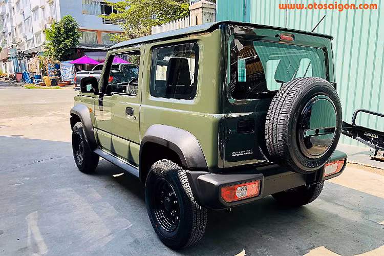 Mức giá lăn bánh hơn 1,4 tỷ đồng không phải là một số tiền lớn quá tầm với nhiều người. Nhưng không phải ai cũng dám mang về một mẫu xe bình dân giá rẻ ở nước ngoài, thiết kế trông như “xe đồ chơi” rồi ra biển số lăn bánh tiền tỷ tại Việt Nam. Suzuki Jimny thực sự là hàng độc mà chỉ có người chơi mới hiểu đúng và đủ giá trị của nó, họ sẵn sàng bỏ ngoài tai suy nghĩ của số đông.
