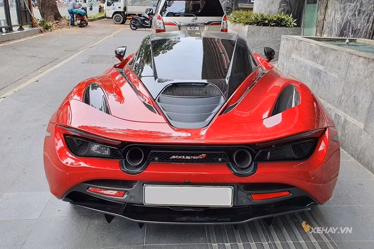 Với thiết kế tập trung tối đa vào trải nghiệm lái, các trang bị nội thất của 720S Spider khá đơn giản, bao gồm một màn hình trung tâm kích thước 8 inch, có tích hợp sẵn các chức năng điều chỉnh âm thanh, giải trí, định vị, hệ thống điều hòa và một vài tính năng tiện lợi khác. Hệ thống điều hòa nhiệt độ hai vùng đã được hiệu chỉnh lại sao cho phù hợp với đặc tính của xe mui trần, điển hình là việc cung cấp các cấp độ vận hành khác nhau tùy thuộc vào vị trí của mui xe.