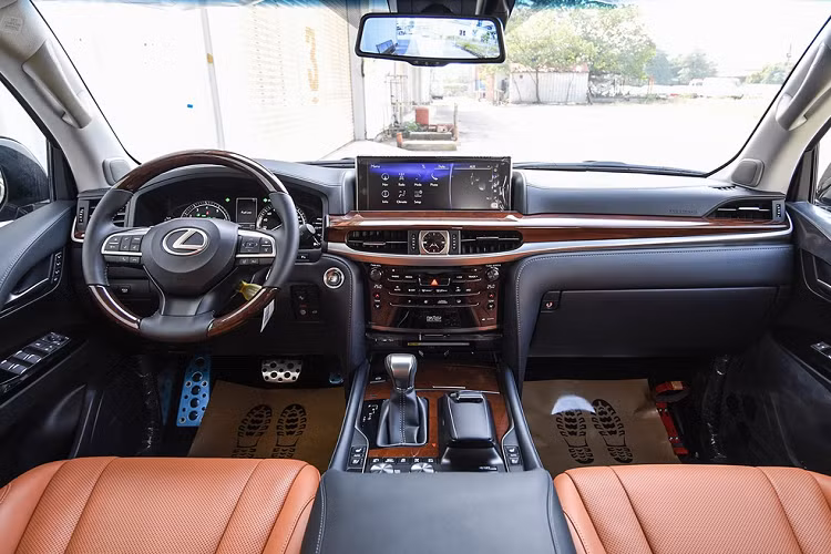 So với model bán chính hãng tại Việt Nam, thiết kế nội thất của Lexus LX570 Super Sport 2021 gần như không khác biệt. Khoang cabin vẫn mang tới cảm giác sang trọng.