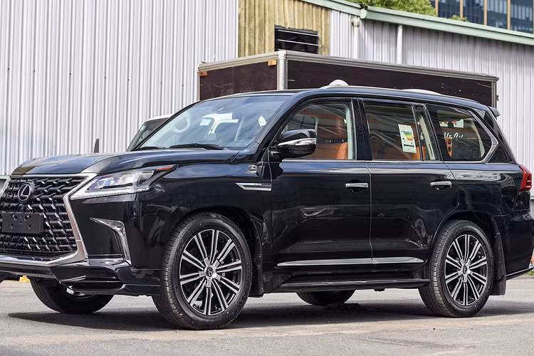 LX570 Super Sport 2021 được trang bị ống xả đơn. Phần cản sau có thêm chi tiết trang trí giả ống xả kép, đi kèm nhiều đường mạ, ốp crom trên đèn hậu, cửa cốp hay khu vực gắn biển số. 
