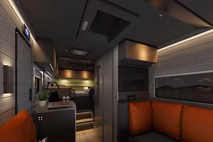 Trên mặt hình thức, người mua sẽ có bối cảnh tối màu, tấm ốp trần bằng chất liệu anthracite với tường bằng chất liệu nỉ tùy chọn, nhờ đó mà mang tới một cảm giác cao cấp cho toàn bộ cabin. Bạn cũng sẽ nhận thấy rằng các cánh cửa là dạng cửa liền không cửa sổ. Đối với những không gian chứa đồ, chúng được tích hợp vào các bức tường một cách khéo léo để không đập vào mắt người nhìn mọi lúc mọi chỗ.