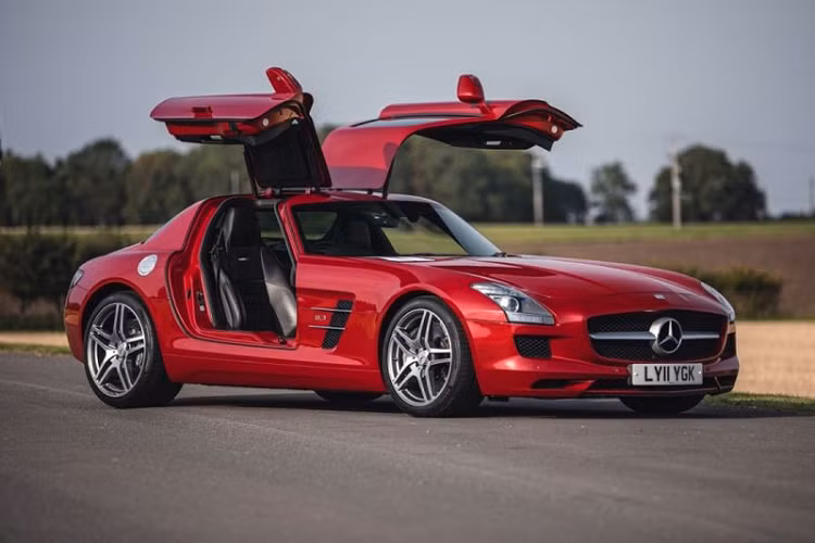 Được sản xuất từ năm 2010 đến năm 2014, siêu xe Mercedes-Benz SLS AMG bày tỏ sự tôn kính với "huyền thoại" mang tính biểu tượng 300 SL, đưa những cánh cửa kiểu cánh chim vào thế kỷ 21 đồng thời sở hữu cỗ máy V8 vô cùng mạnh mẽ dưới mui xe.