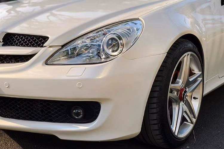 Thiết kế của SLK mang ADN của mẫu siêu xe “Mũi tên bạc” Mercedes-Benz SLR McLaren. Cặp đèn pha trước là loại bi-xenon tích hợp tính năng rửa đèn. Thiết kế sexy đầy quyến rũ