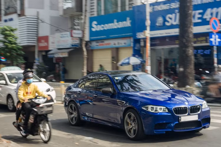 Đuôi xe được trang bị đèn hậu tích hợp công nghệ LED, logo M5 đặt phía bên phải. Ngoài ra, chủ nhân cũng đã nâng cấp hệ thống ống xả của M Performance Exhaust với típ pô bọc sợi carbon cho xe. Sau khi độ lại các “họng pháo” trên xe, âm thanh phát ra từ khối động cơ khá uy lực và có phần đanh thép hơn khi đạp mạnh chân ga.