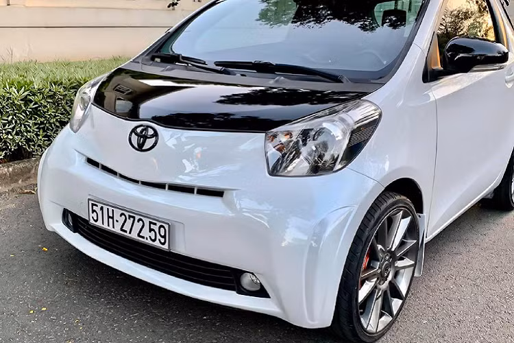 Khi nói đến những chiếc City Car cỡ nhỏ này, ở Việt Nam thường bắt gặp những mẫu Smart ForTwo – một thương hiệu con của Mercedes-Benz. Cùng với Smart ForTwo, Toyota iQ cũng là một dòng xe độc và hiếm gặp trên phố. Tuy nhiên, Toyota iQ lại tiện dụng hơn Smart ForTwo khi nó được bố trí 4 chỗ ngồi, thay vì 2 chỗ như trên Smart ForTwo.