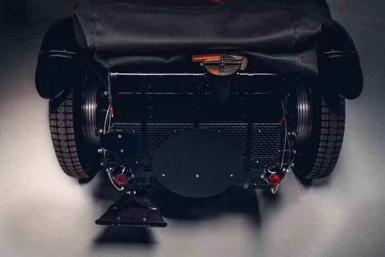 Để thử nghiệm loại động cơ 4 xi-lanh đặc biệt này, Bentley đã phải chuyển đổi một phòng thử động cơ tại trụ sở Crewe để phù hợp thiết kế động cơ gần 100 năm tuổi. Cơ sở thử nghiệm của Bentley đã có từ năm 1938, và các phòng ban đầu được sử dụng để chạy và thử nghiệm động cơ hàng không Merlin V12 được sản xuất bởi nhà máy Rolls-Royce cho các máy bay chiến đấu Spitfire và Hurricane.