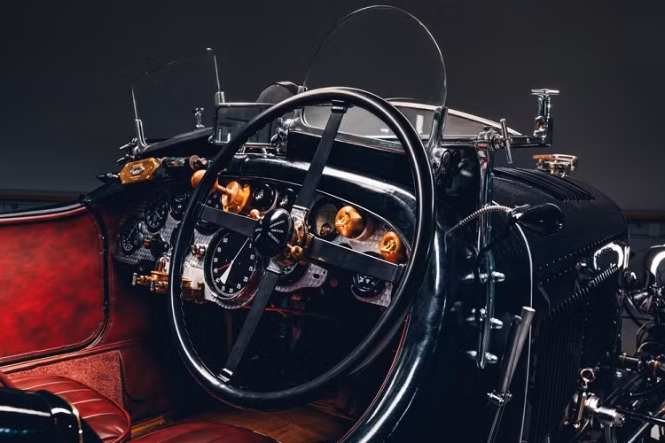 Giờ đây, Bentley đã phải sử dụng một số thiết bị thử nghiệm cố định nguyên bản dành cho Merlin V12 để đặt động cơ vào khung gầm phía trước của xe bản sao, đồng thời tạo ra phần mềm điều khiển mới để chạy chương trình điều chỉnh vốn được sử dụng để hiệu chỉnh các trang bị hiện đại hơn.
