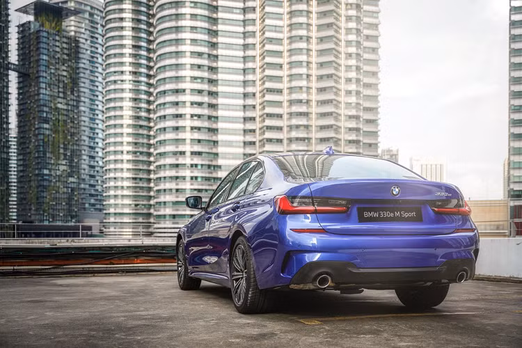 Khi kích hoạt chế độ Sport, công suất của xe được đẩy lên 289 mã lực, giúp xe tăng tốc 0-100 km/h trong 5,9 giây và tốc độ tối đa ở mức 230 km/h - nhanh hơn 5 km/h so với đời F30.