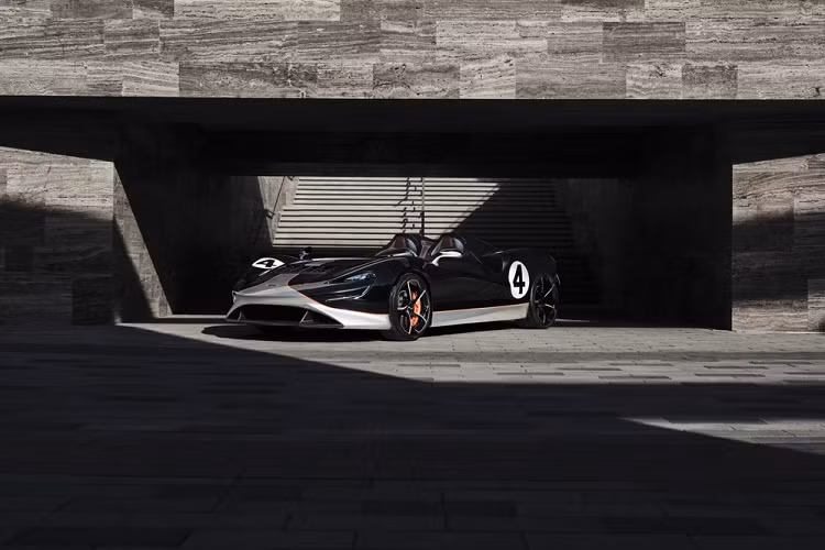 McLaren Elva sở hữu thiết kế mui trần với khoang lái mở, không hề có kính chắn gió hay kính cửa sổ. Bên cạnh đó, xe còn được trang bị hệ thống kiểm soát khí lưu thông minh AAMS giúp người lái cảm thấy thoải mái khi chạy ở tốc độ cao. Ở phần lớn các thị trường, kính chắn gió cố định sẽ được cung cấp cho McLaren Elva như trang bị tùy chọn. McLaren Elva được phát triển dựa trên hệ thống khung gầm và thân vỏ bằng sợi carbon siêu nhẹ. Người mua còn có thể chọn lựa kính chắn gió bằng carbon.