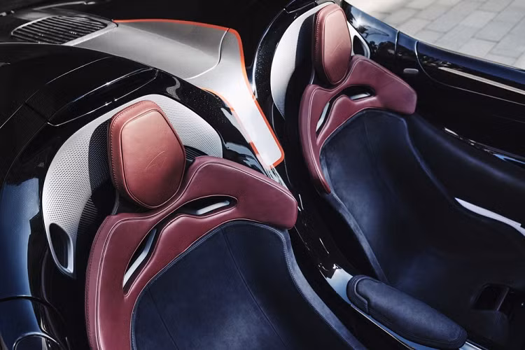 McLaren Elva đầu tiên đến Dubai được hoàn thành bộ áo hai tông màu là trắng và đen. Nội thất chiếc McLaren Elva 2021 mới ra mắt ở Các Tiểu vương quốc Ả Rập Thống nhất có màu đen và đỏ, trong đó, tựa đầu ghế ngồi hoàn thành màu đỏ sẫm và phần còn lại là màu tối. Giá xe McLaren Elva tại Dubai bắt đầu từ 1,78 triệu đô la, tương đương 41 tỷ đồng. Nhiều khả năng mức giá này chưa bao gồm thuế.