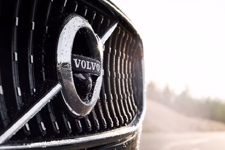 Volvo S90 2021 biến thể sedan và wagon cũng được tái thiết kế, có kiểu dáng nhỏ hơn. Lưới tản nhiệt thiết kế mới với các thanh ngang ẩn bên trong, dải chrome kéo dài toàn chiều rộng cản trước. Các cánh chia gió trước cũng có kiểu dáng khác biệt.