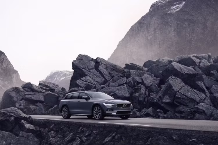 Tương tự, Volvo S90 T8 2020 đắt hơn 9.550 USD so với bản T6, sang phiên bản 2020, S90 Recharge đắt hơn S90 T6 5.400 USD. Hãng điều chỉnh giá bán nhằm kích cầu, bản Recharge cũng có giá trị tốt hơn bản T8 với những bổ sung về trang bị tiêu chuẩn.