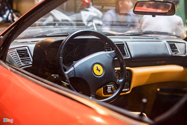 Ferrari 355 F1 Spider sử dụng hệ dẫn động cầu sau đi kèm hộp số bán tự động 6 cấp được phát triển từ xe đua F1. Nhờ đó, xe có khả năng tăng tốc 0-100 km/h trong 4,7 giây trước khi đạt tốc độ tối đa 295 km/h.