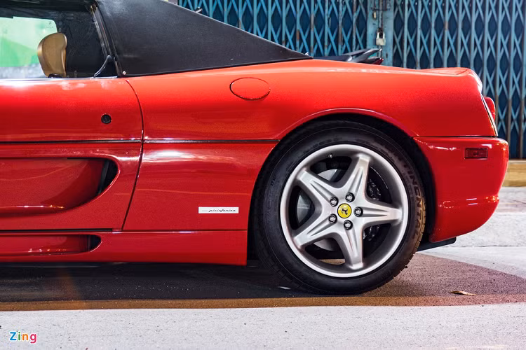 Chiếc 355 F1 Spider độc nhất Việt Nam vẫn đi trên bộ mâm 5 chấu hình ngôi sao màu bạc, kích thước 18 inch nguyên bản.