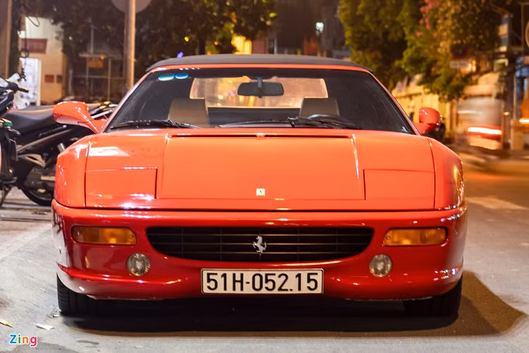 Chiếc Ferrari 355 F1 Spider tại Việt Nam được sản xuất vào năm 1999, tính đến nay đã 21 năm tuổi. Dù đã hơn 20 năm tuổi, siêu xe vẫn trong tình trạng khá tốt. Màu sơn Rosso Corsa đặc trưng của Ferrari vẫn còn mới. 